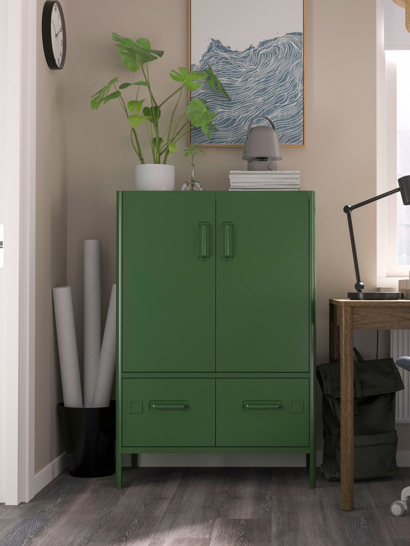 Ein grüner IDÅSEN Büroschrank aus Metall mit Türen und Schubladen in einem Homeoffice.