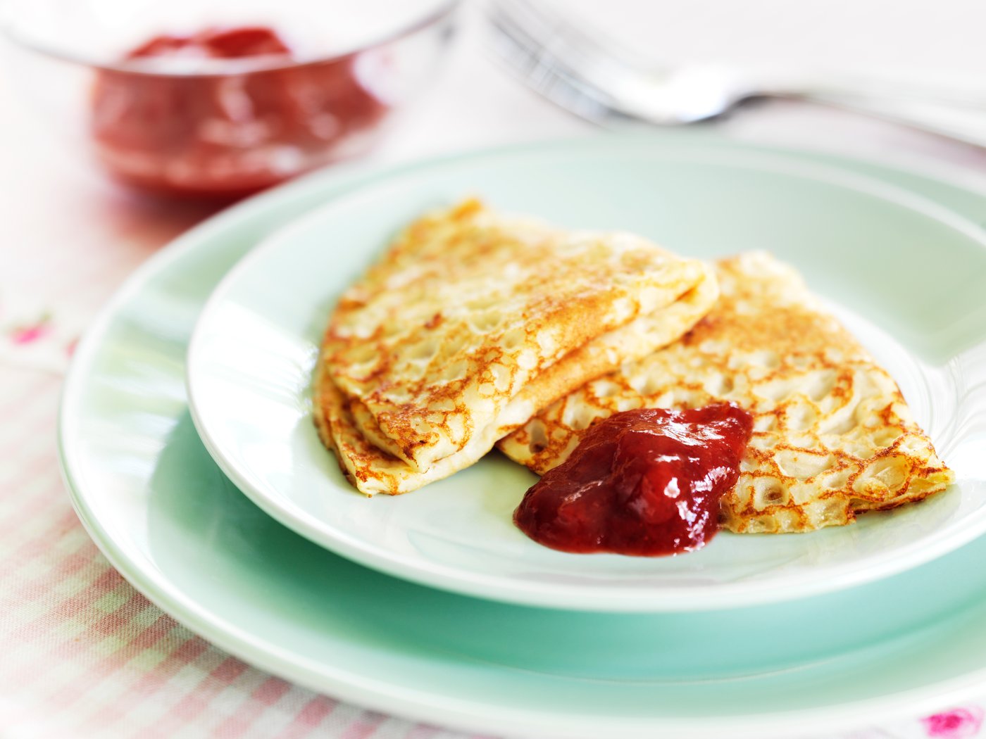 Naleśniki na talerzu polane sosem