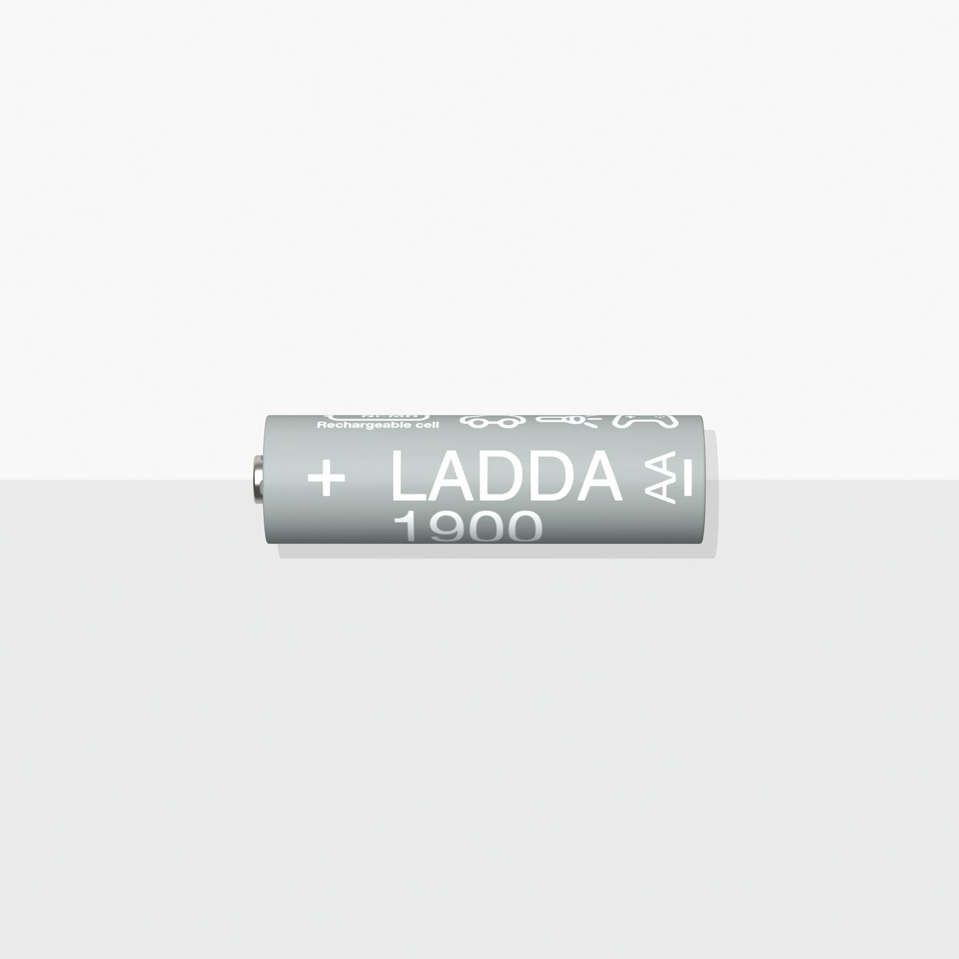 Nærbillede af et LADDA genopladeligt batteri, HR6 AA, der ligger på et hvidt og gråt underlag.