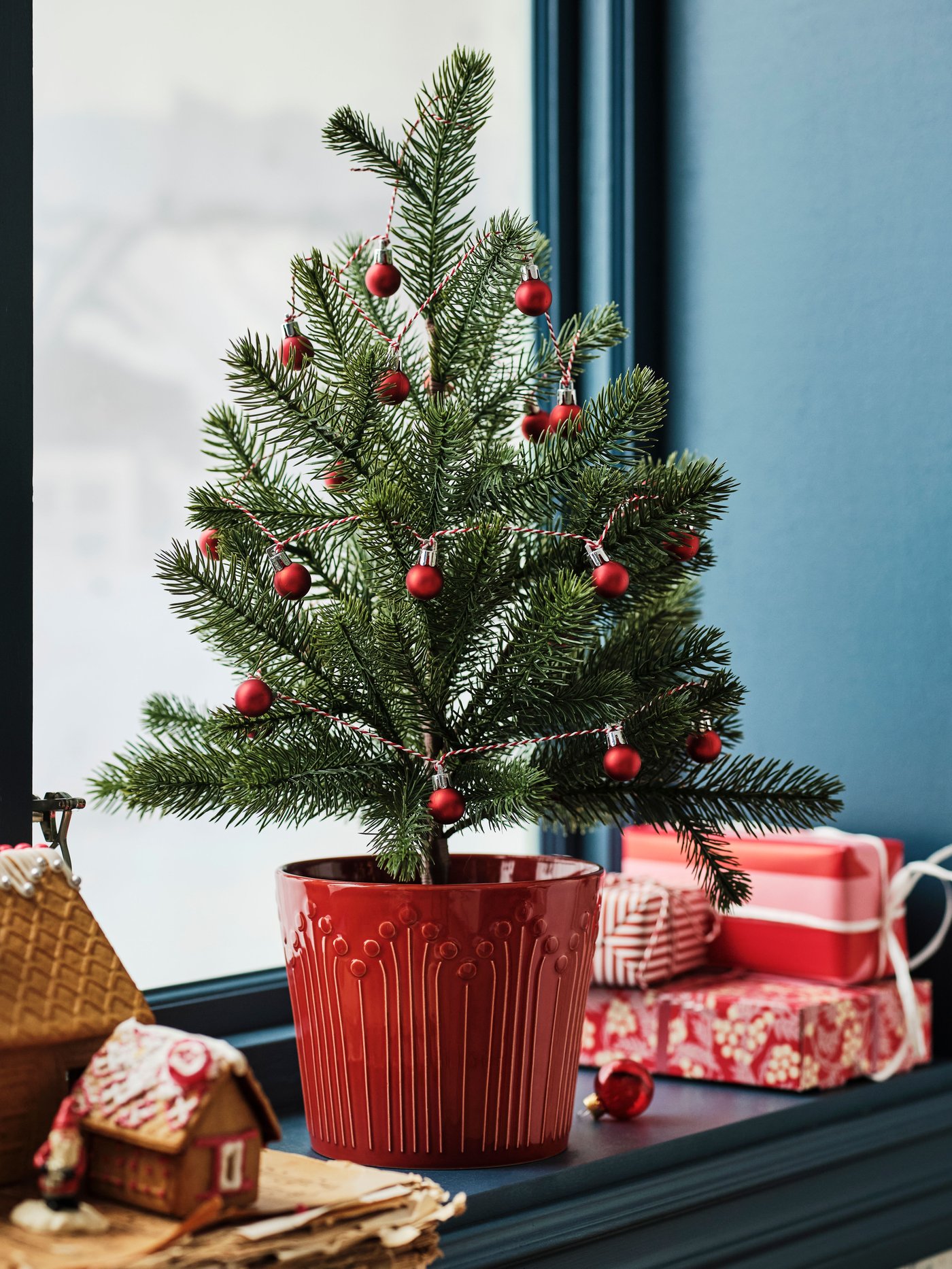 A bauble red VINTERFINT garland