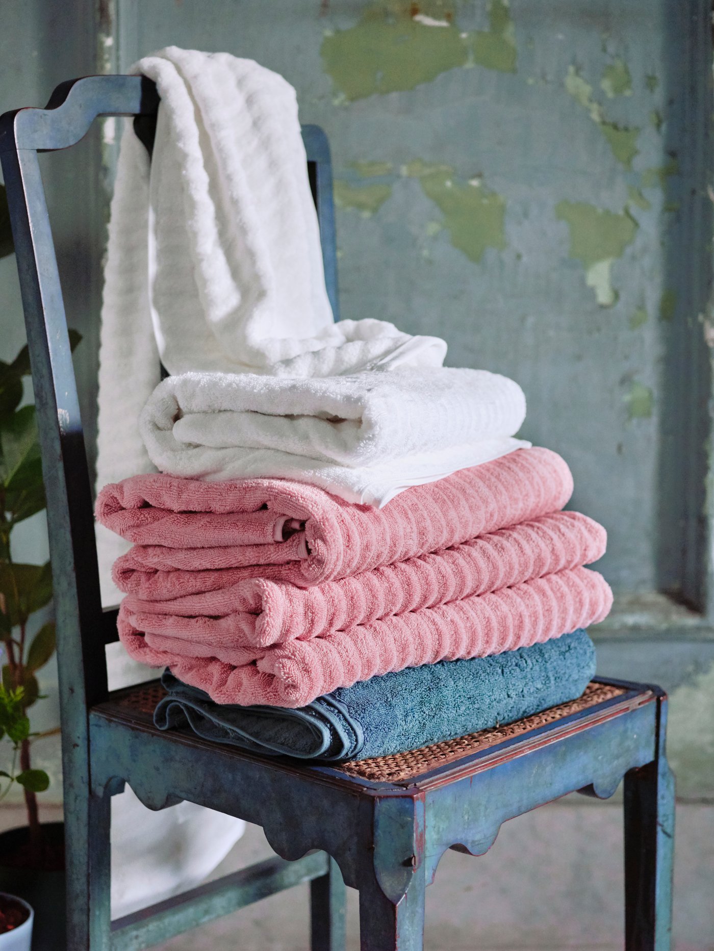 A light pink FLODALEN bath sheet in the bathroom