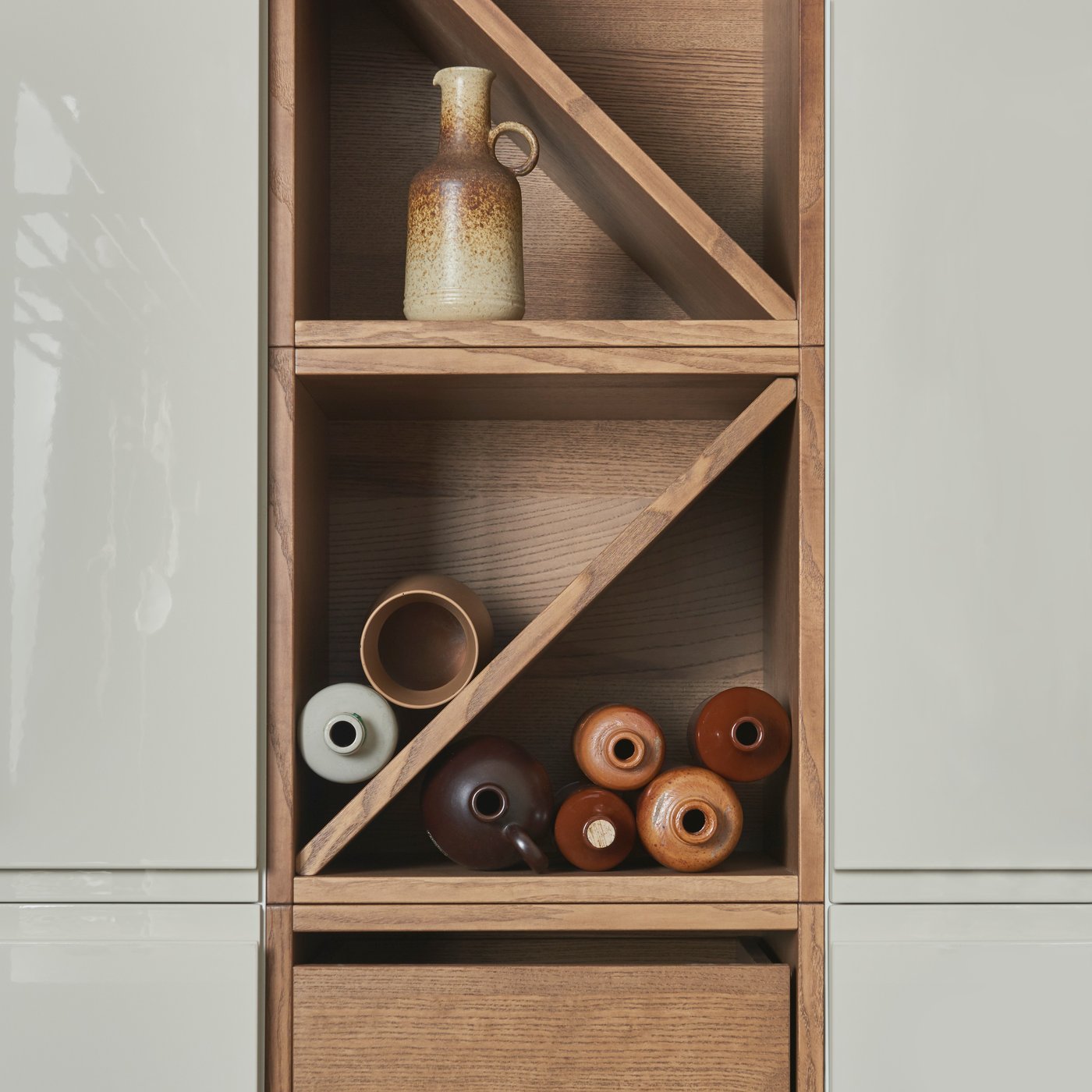 Een bruin/geverfd essenfineer VADHOLMA wijnrek.