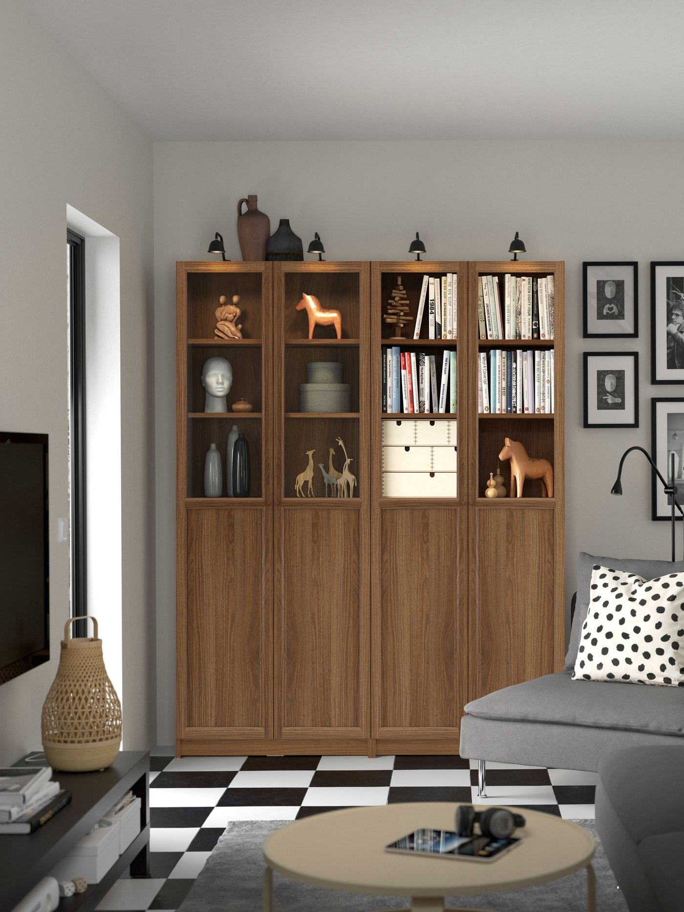 Två BILLY vitrinskåp i valnöt i vardagsrum med schackrutigt golv. 