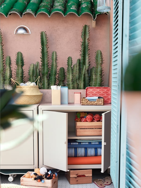 A pine KNAGGLIG box outside