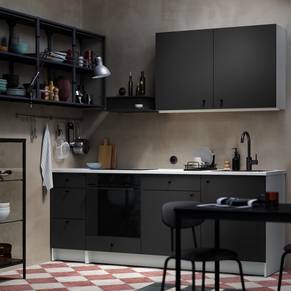 A monochromatic kitchen with a KNOXHULT kitchen in dark grey, combining open and closed storage, with industrial features.