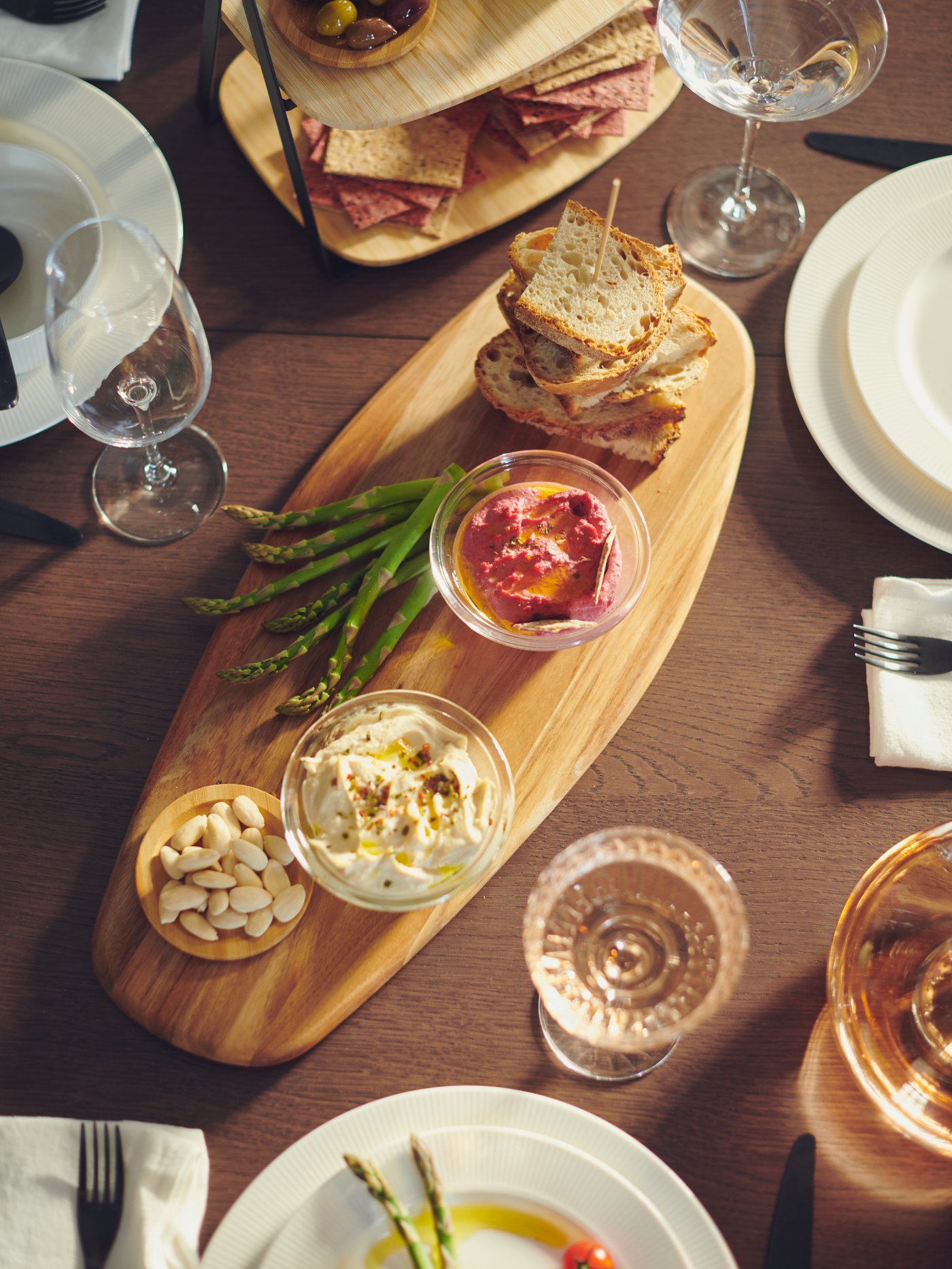 Eine Champagner-Coupe von SÄLLSKAPLIG aus klarem Glas mit Muster