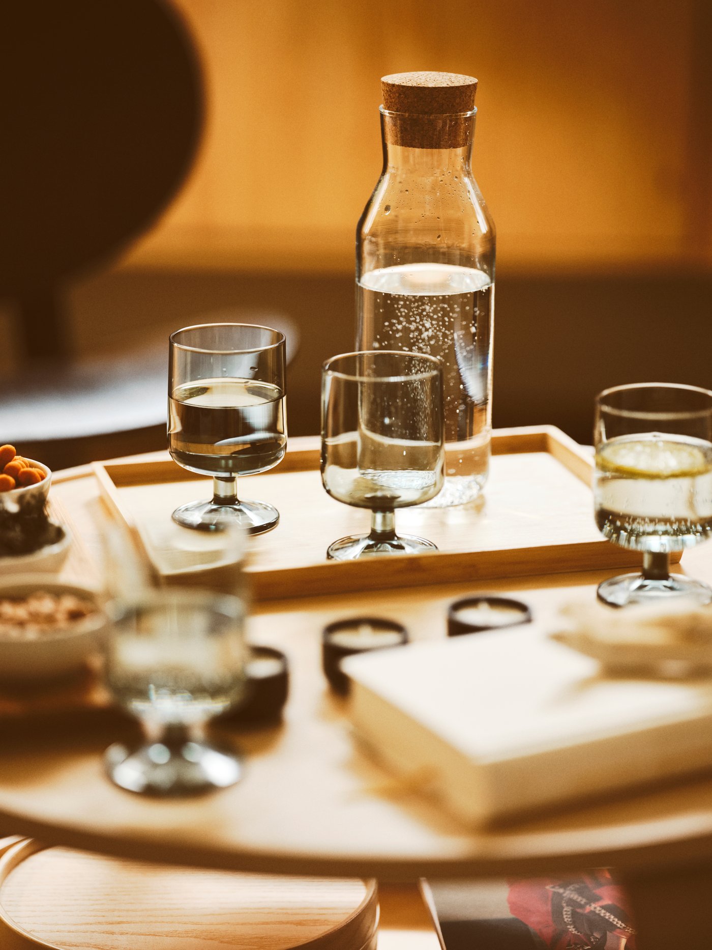 Bambusový podnos se sklenicemi OMBONAD a džbánem IKEA 365+.