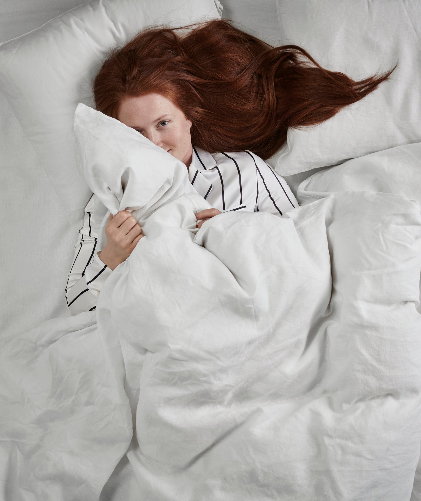 A white PUDERVIVA duvet cover and pillowcase in the NA