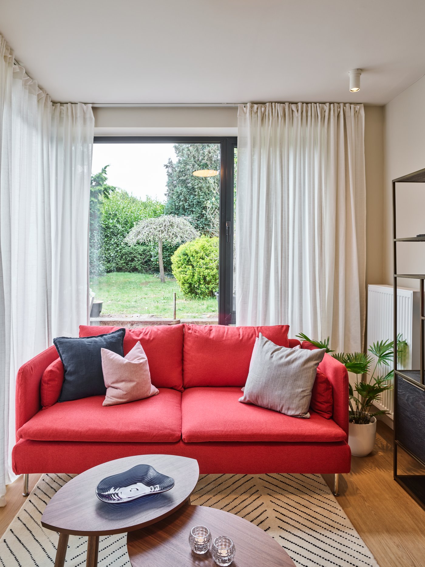 Een donkerblauwe DYTÅG kussenhoes