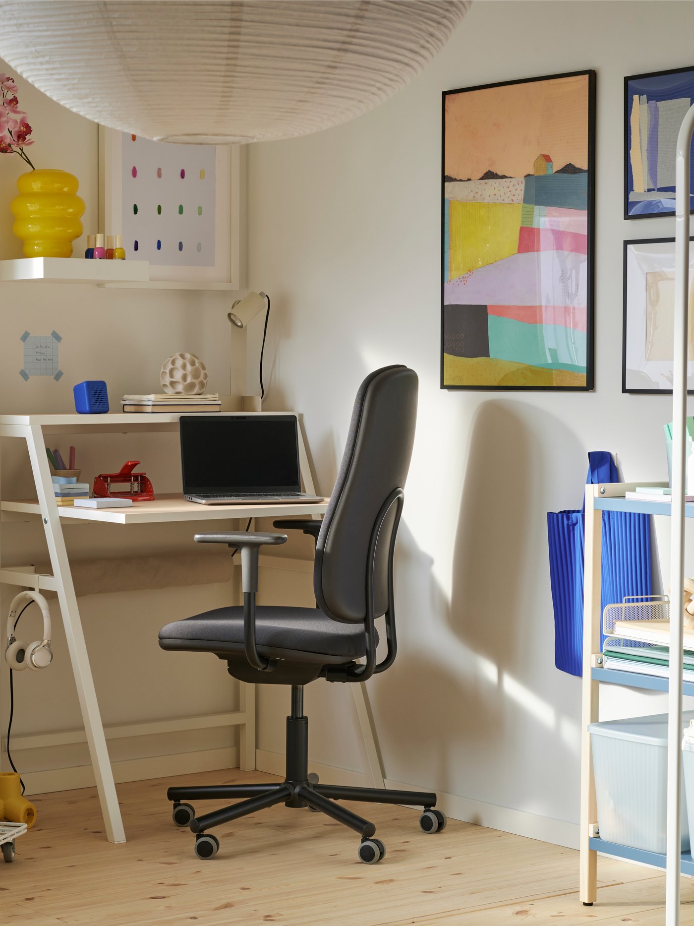 Escritório em casa num canto da divisão