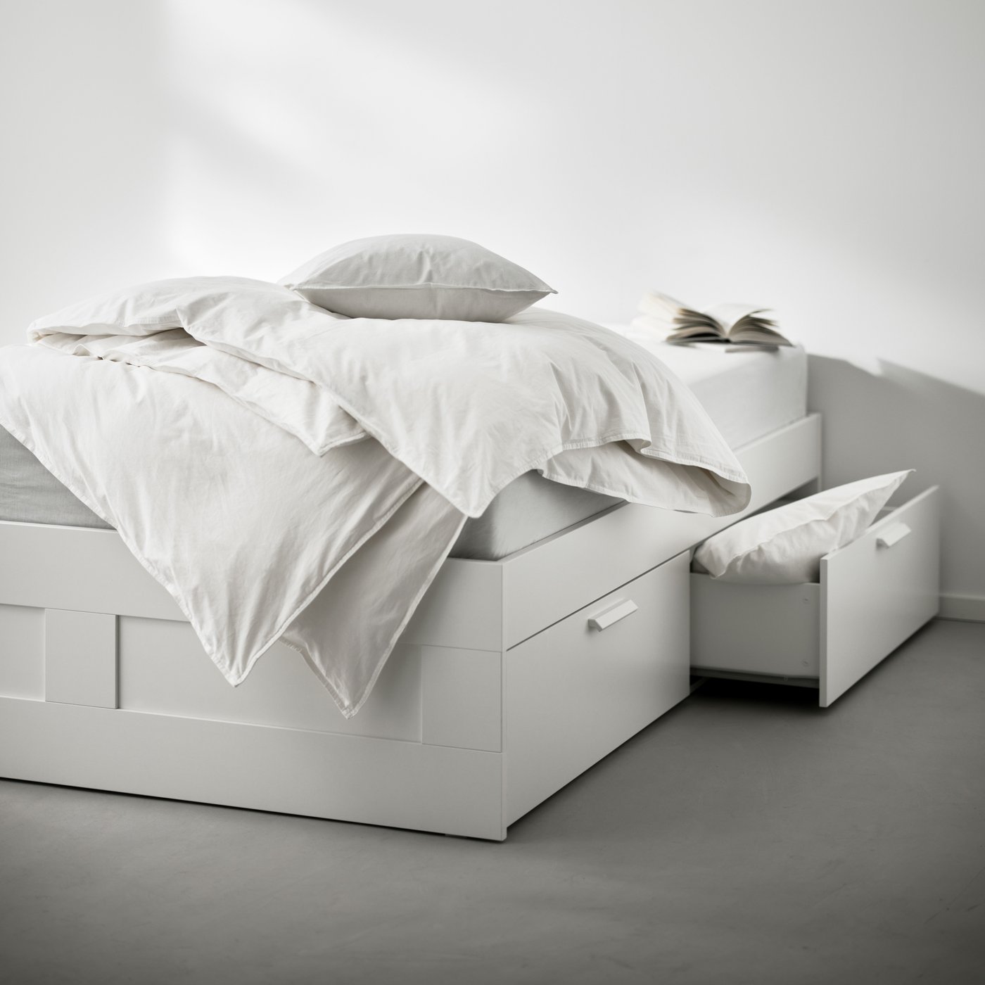 Белая пуф-кровать BRIMNES