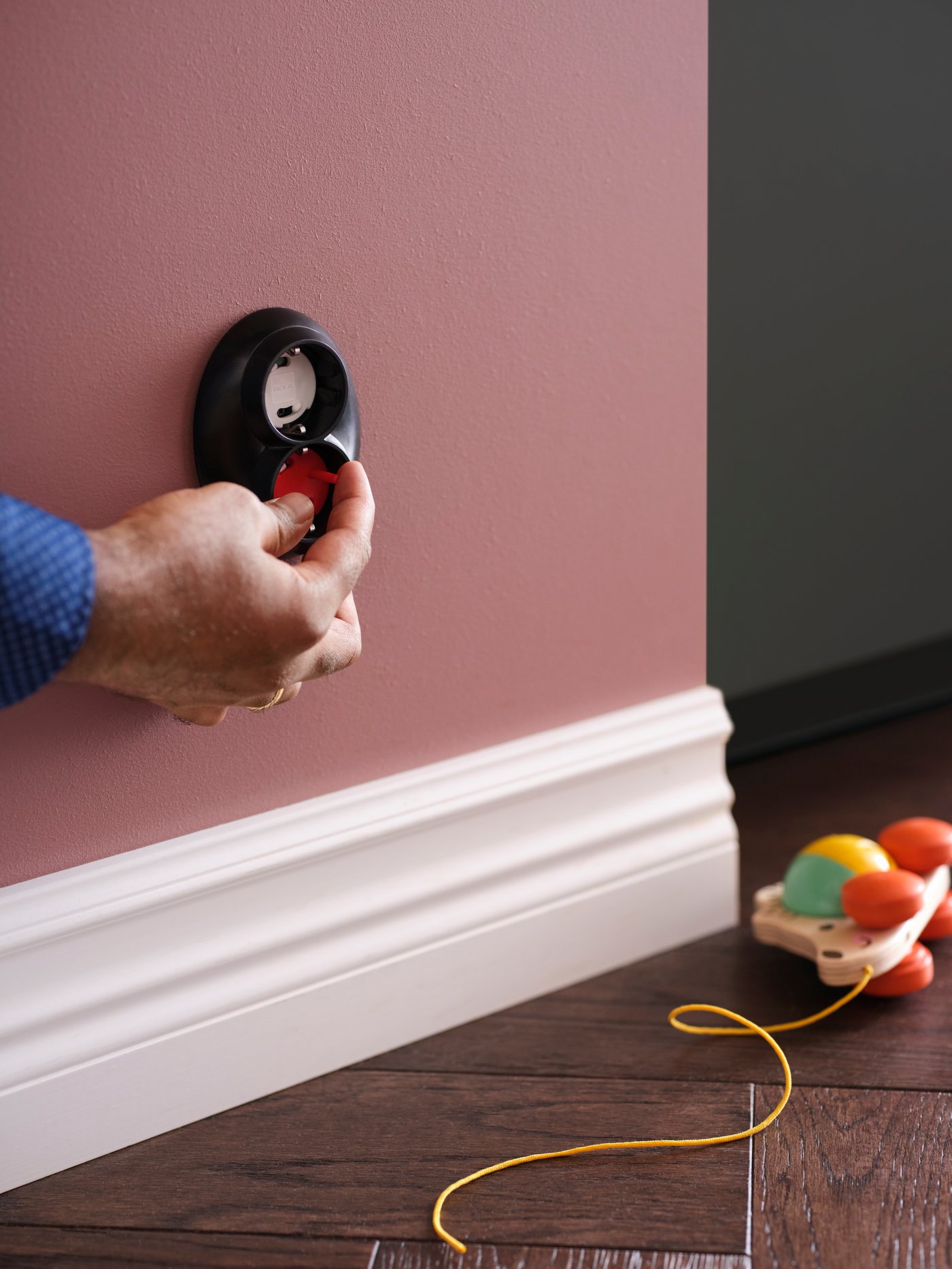 A hedgehog/multicolour UPPSTÅ pull toy