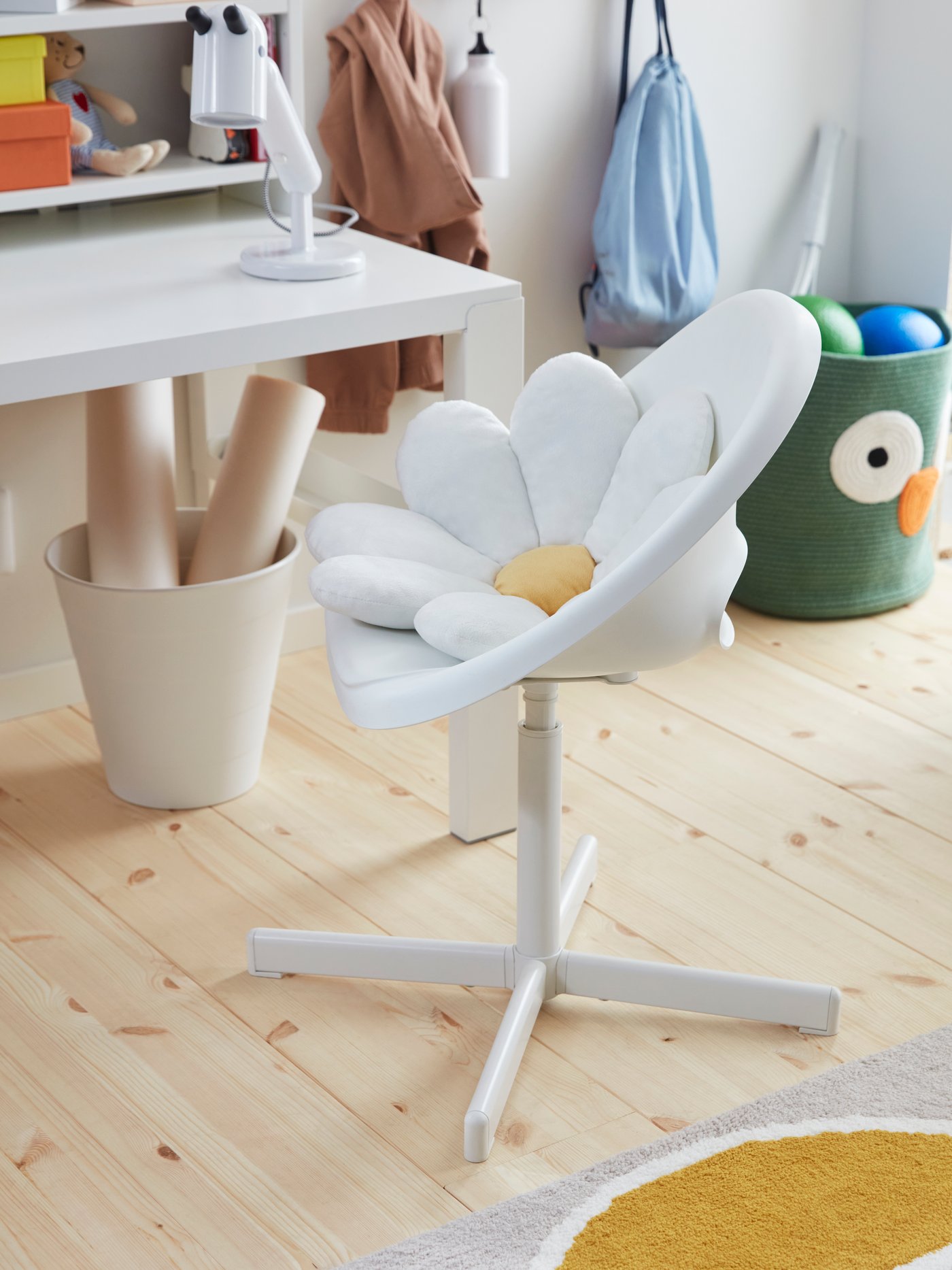 מדף שולחן לבן של PÅHL בחדר הילדים