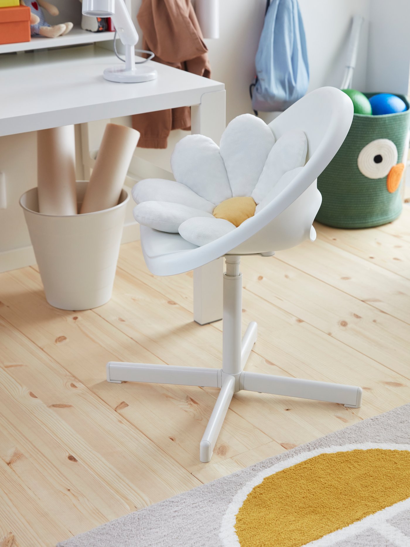 A white PÅHL desk top shelf in the childrens room