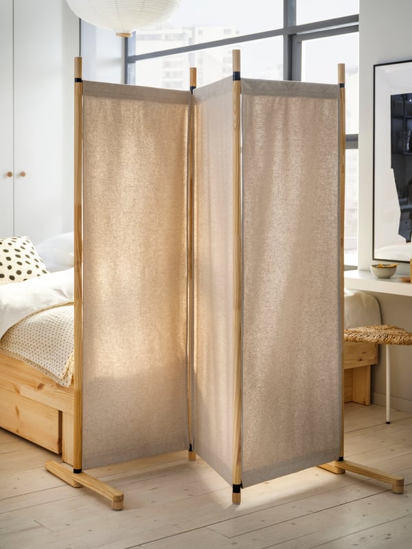 A natural/white JUTEBODA stool in the bedroom