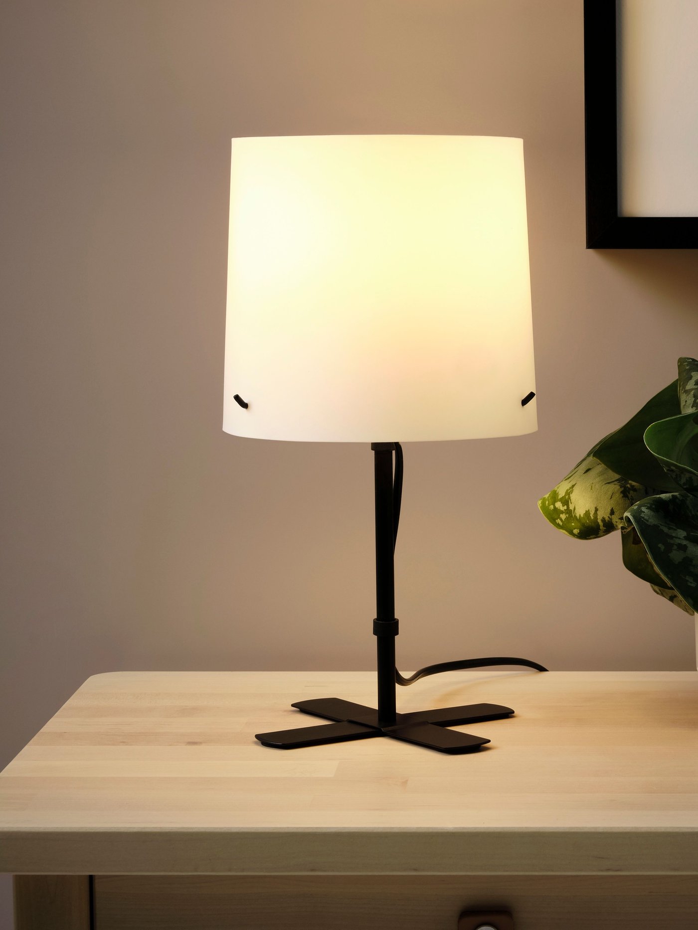 A black/white BARLAST table lamp