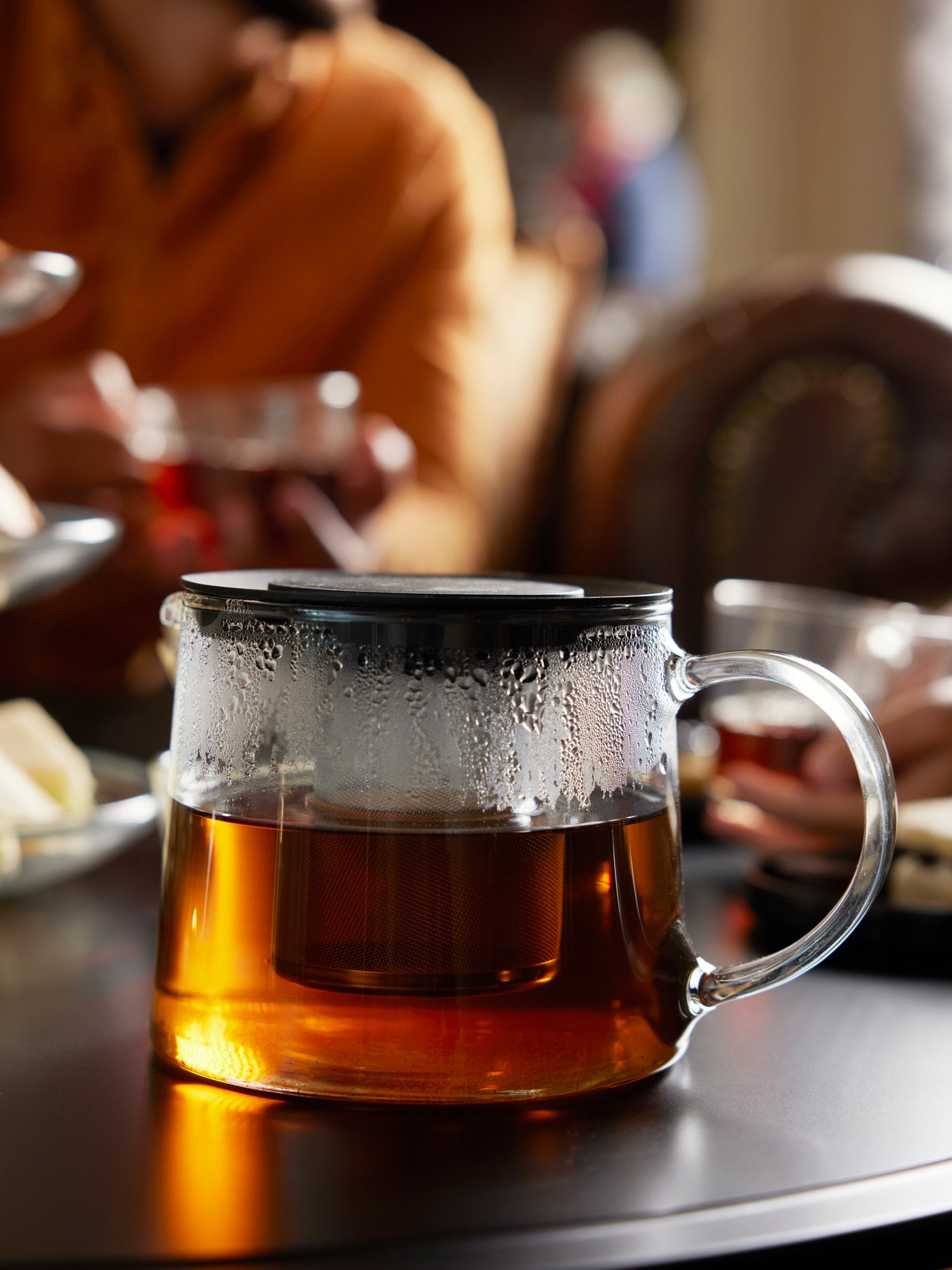 A glass RIKLIG teapot