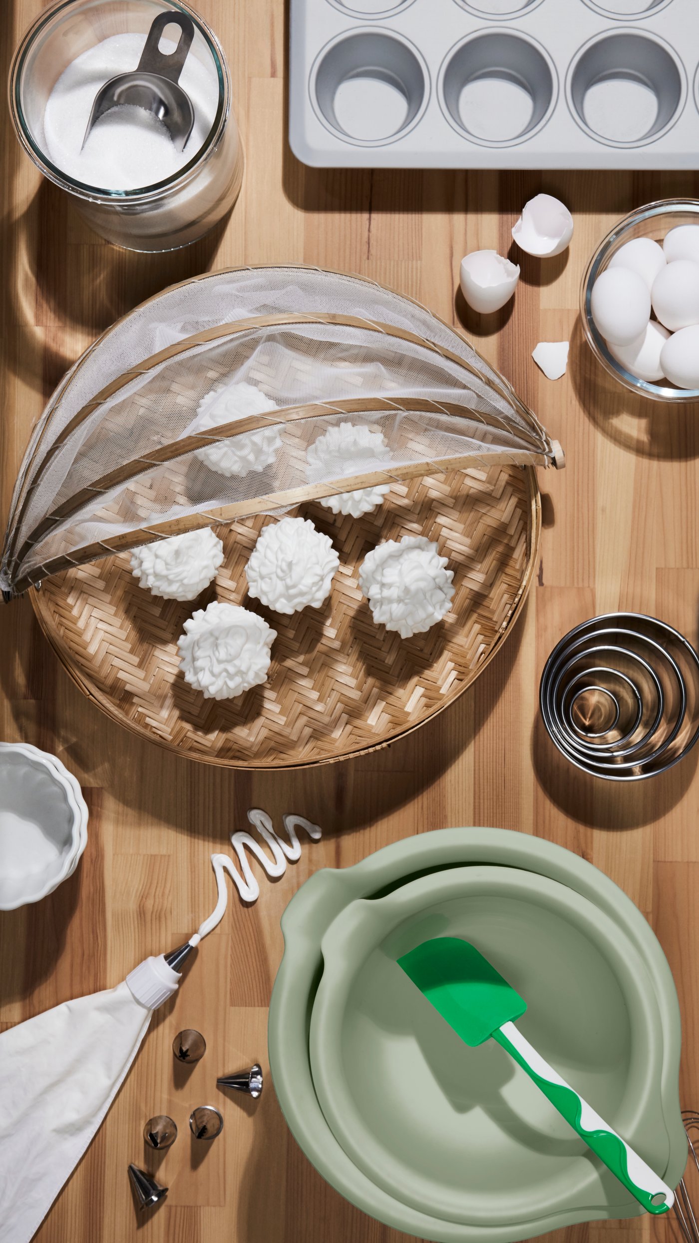 A green/white GUBBRÖRA rubber spatula