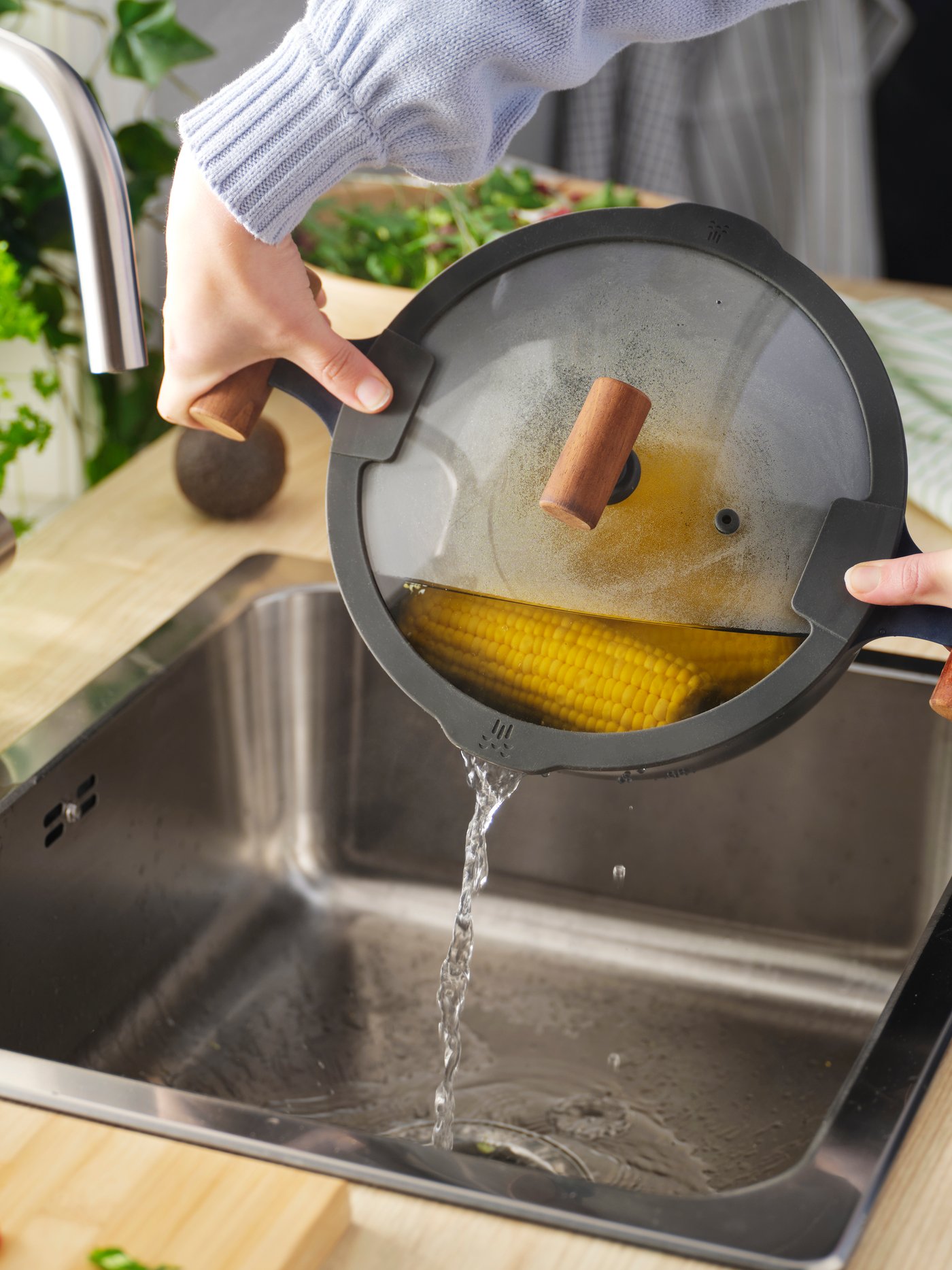 A non-stick coating glass/wood black-blue KLIPPFISK pot with lid in the kitchen