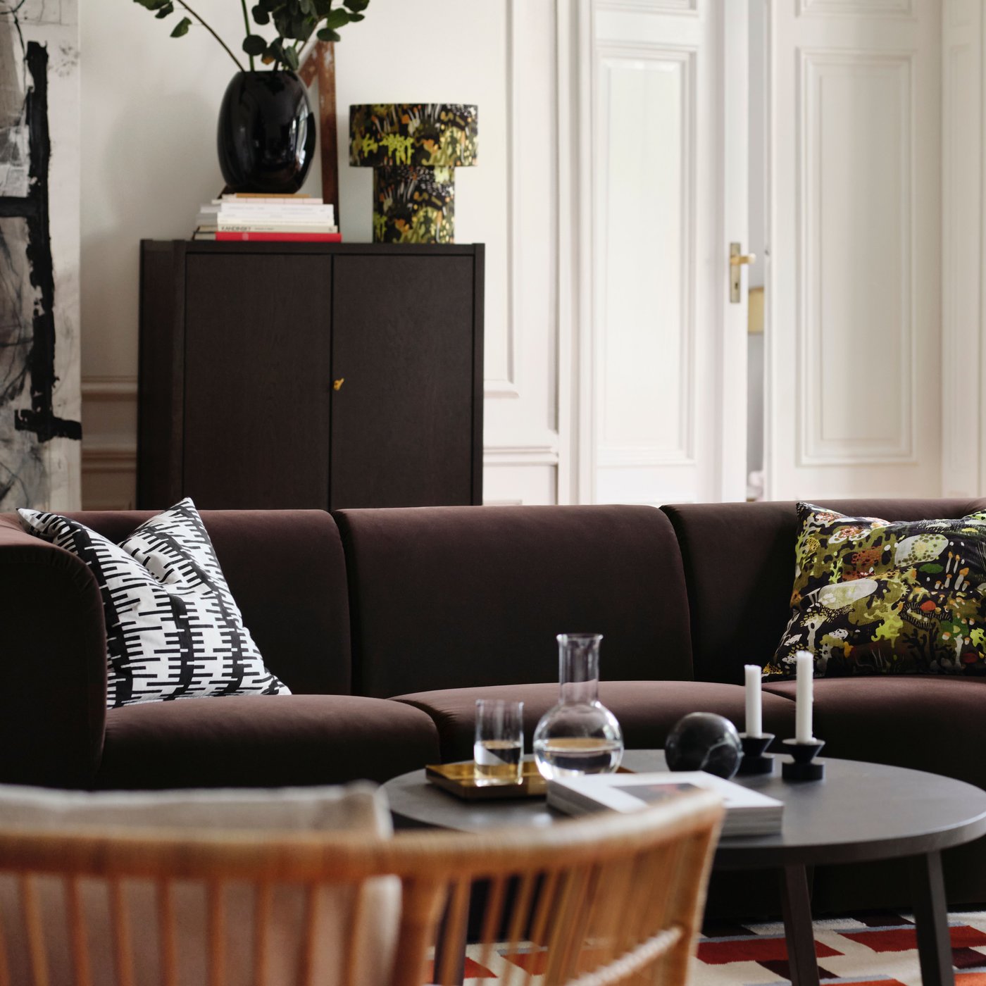 A natural JUBLA unscented chandelier candle in the living room