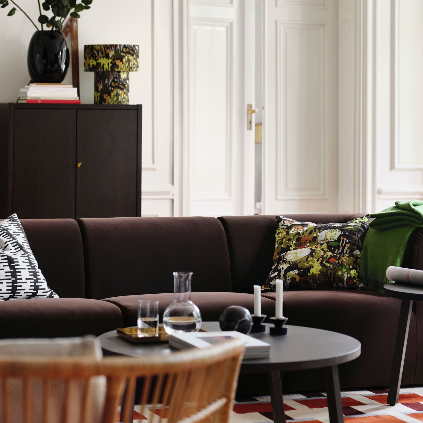 A white textile/brass-plated STOCKHOLM 2025 floor lamp in the living room