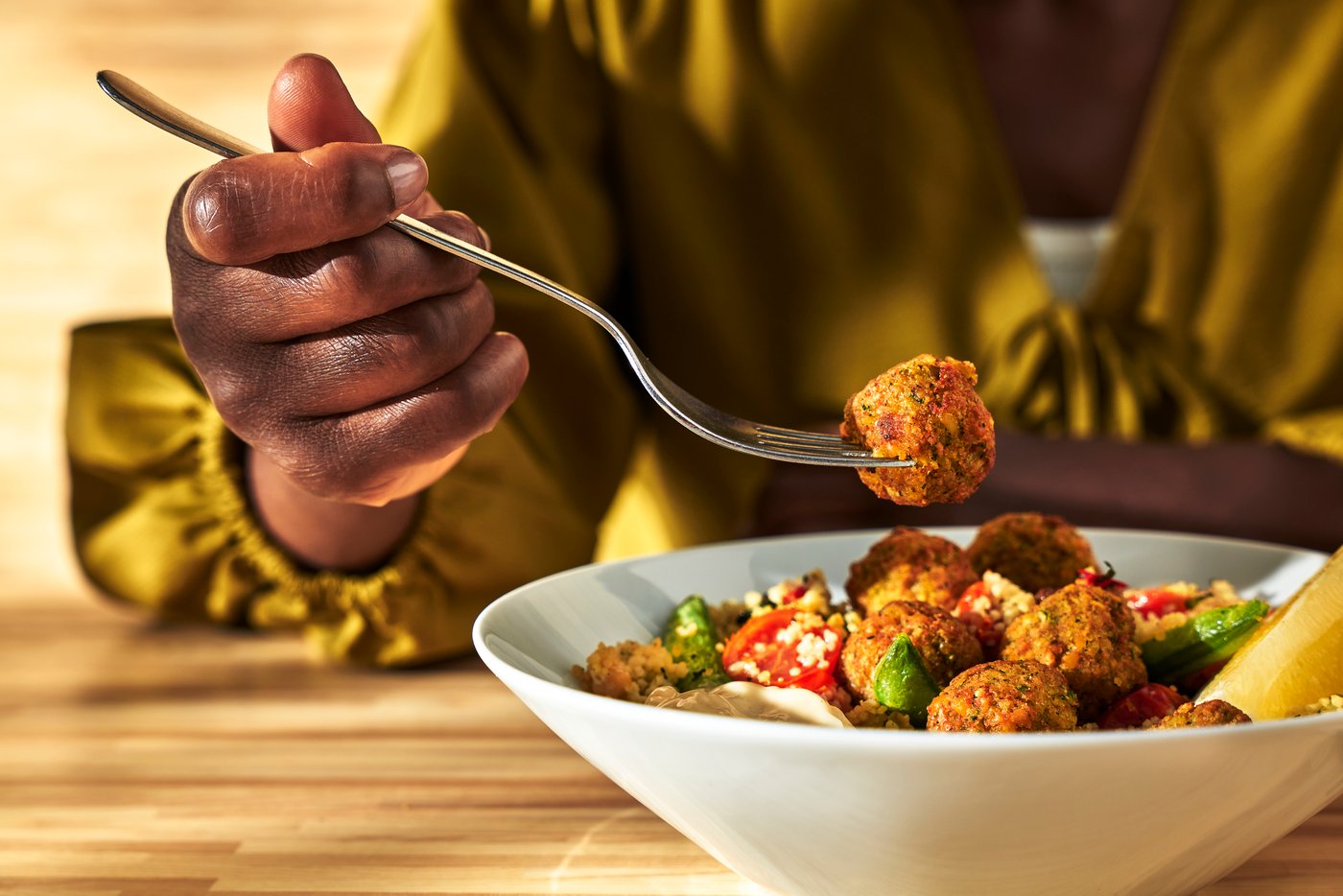 Un piatto di ceramica con all'interno dei falafel