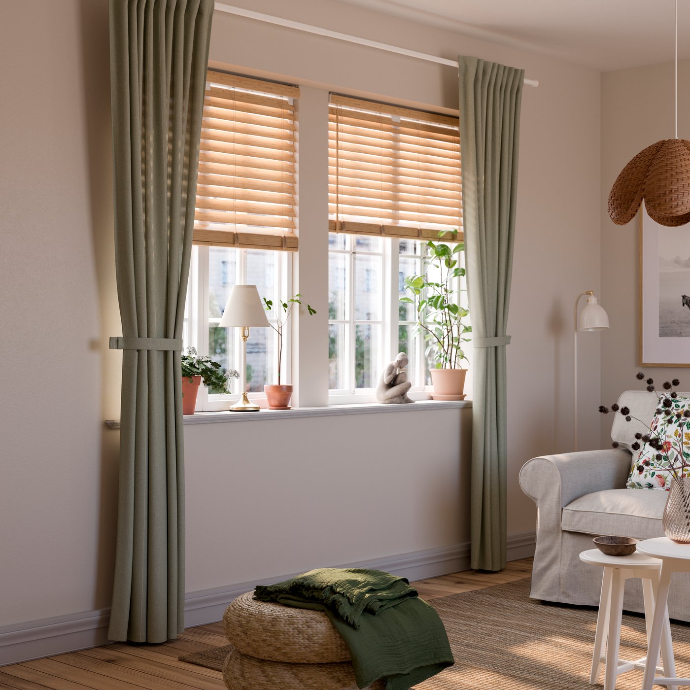 Handgefertigter SANDKORN Rattan-Lampenschirm mit grünen LENDA Vorhängen und VECKLARFLY Bambusjalousien im Wohnzimmer.