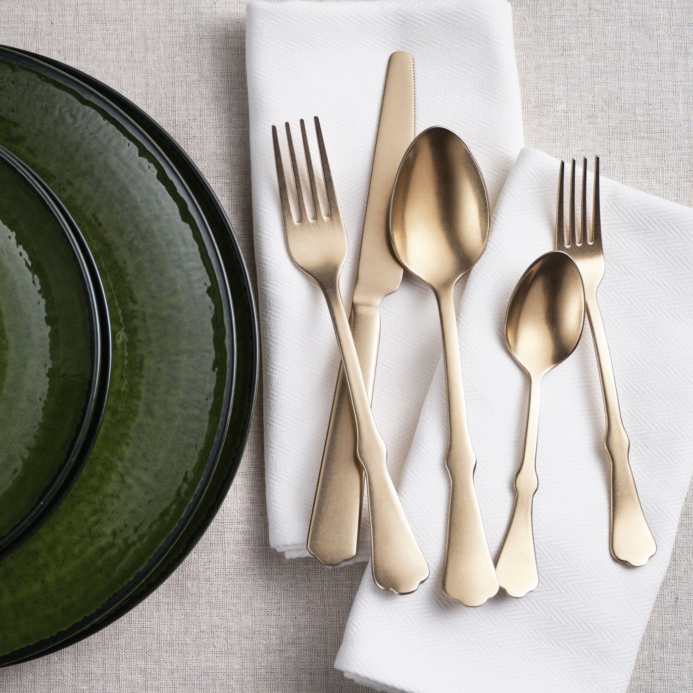 A gold-colour NATTKLOT 24-piece cutlery set in the NA