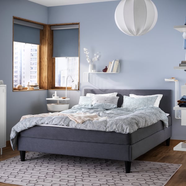 A firm/Vissle grey SÄBÖVIK divan bed in the bedroom