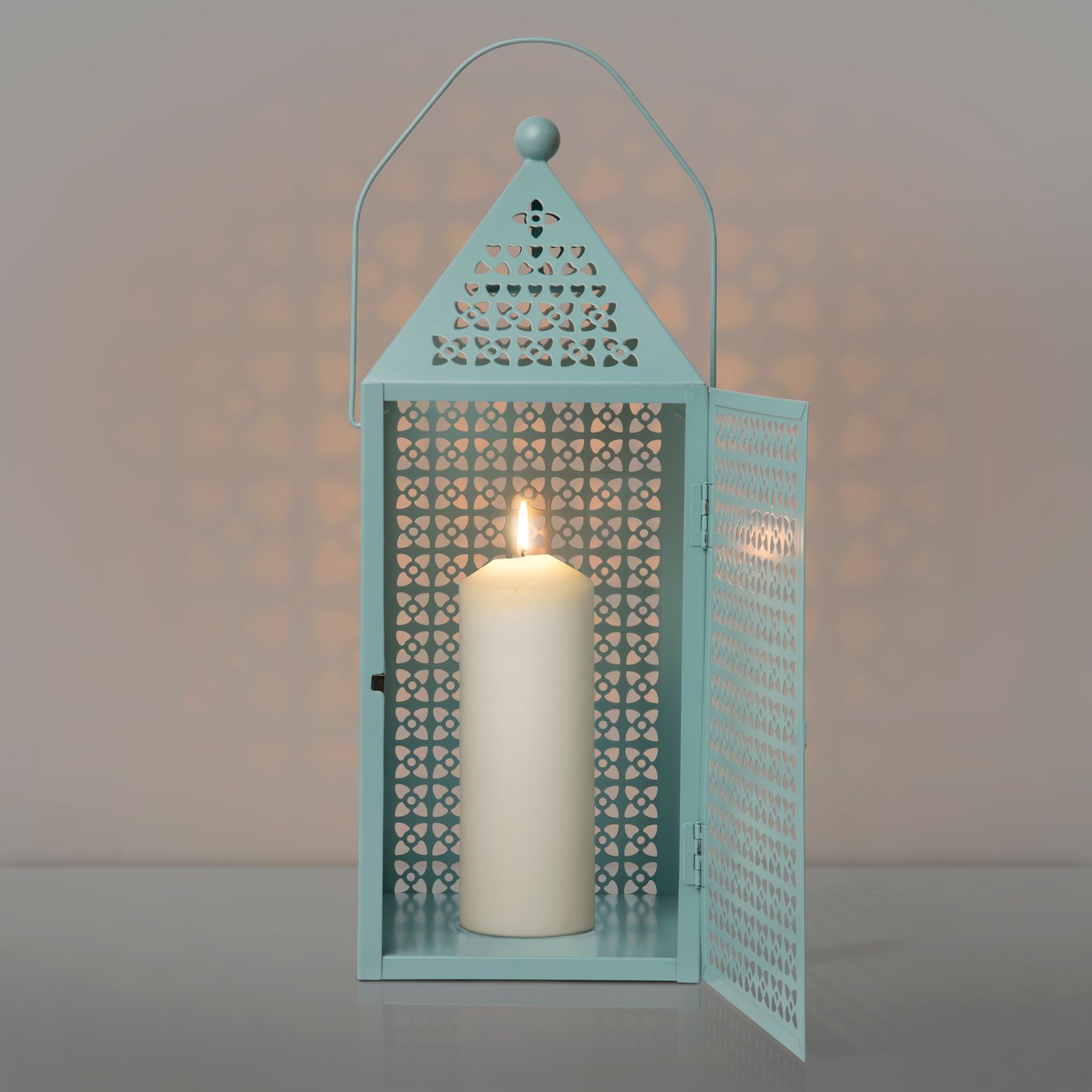 A blue GOKVÄLLÅ lantern for block candle