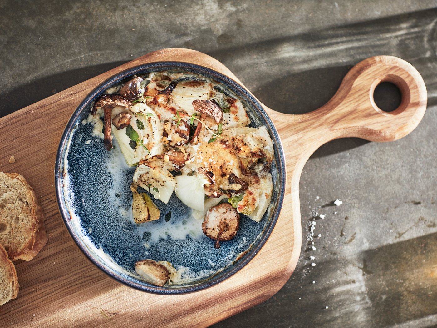 A blue GLADELIG oven dish