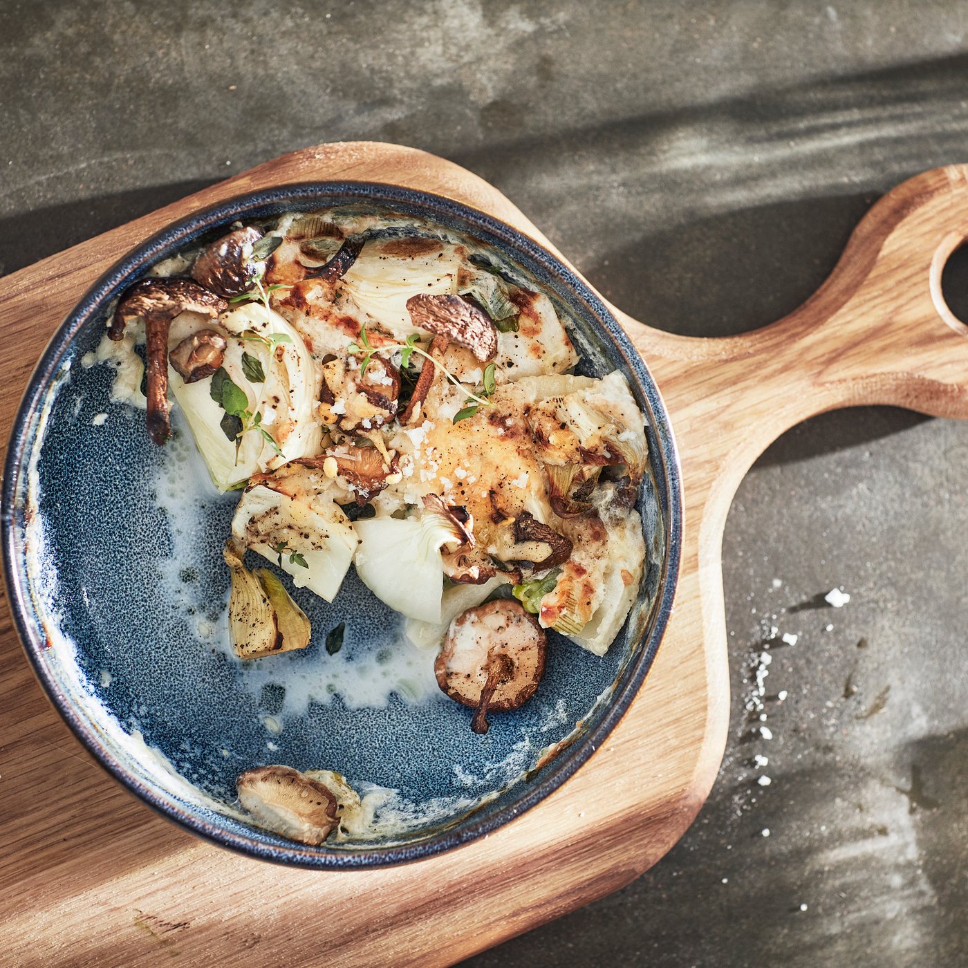 A blue GLADELIG oven dish