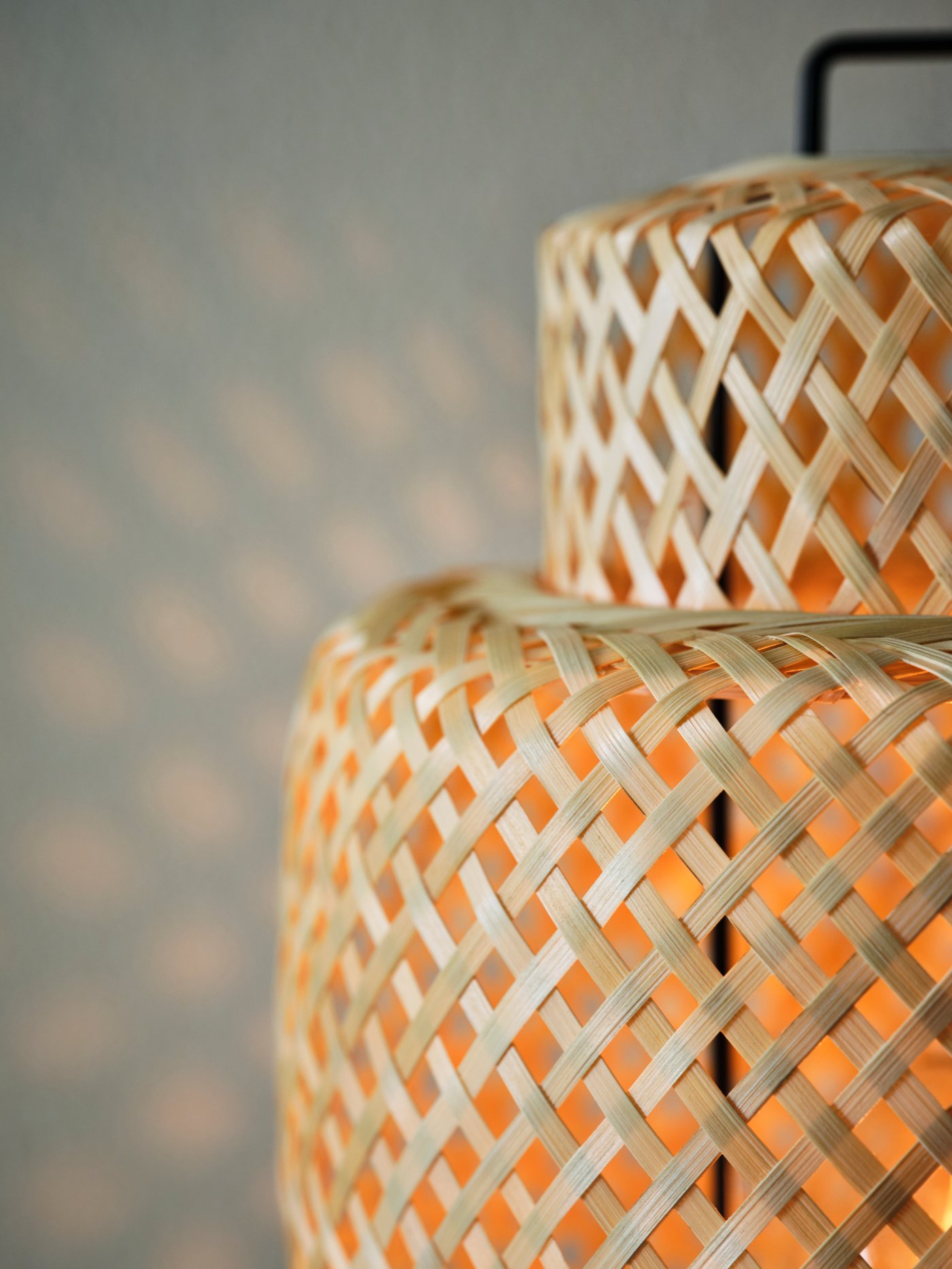 En bambu/handgjord SINNERLIG vägglampa.