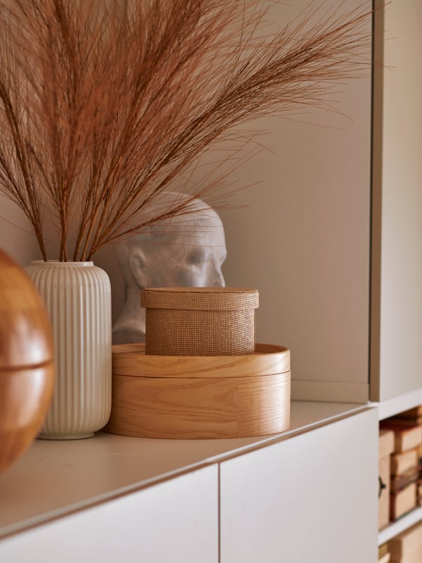 A vase, a ceramic bust, a KVARNVIK storage box and a MALLGRODA box with lid in ash veneer making a decorative arrangement.