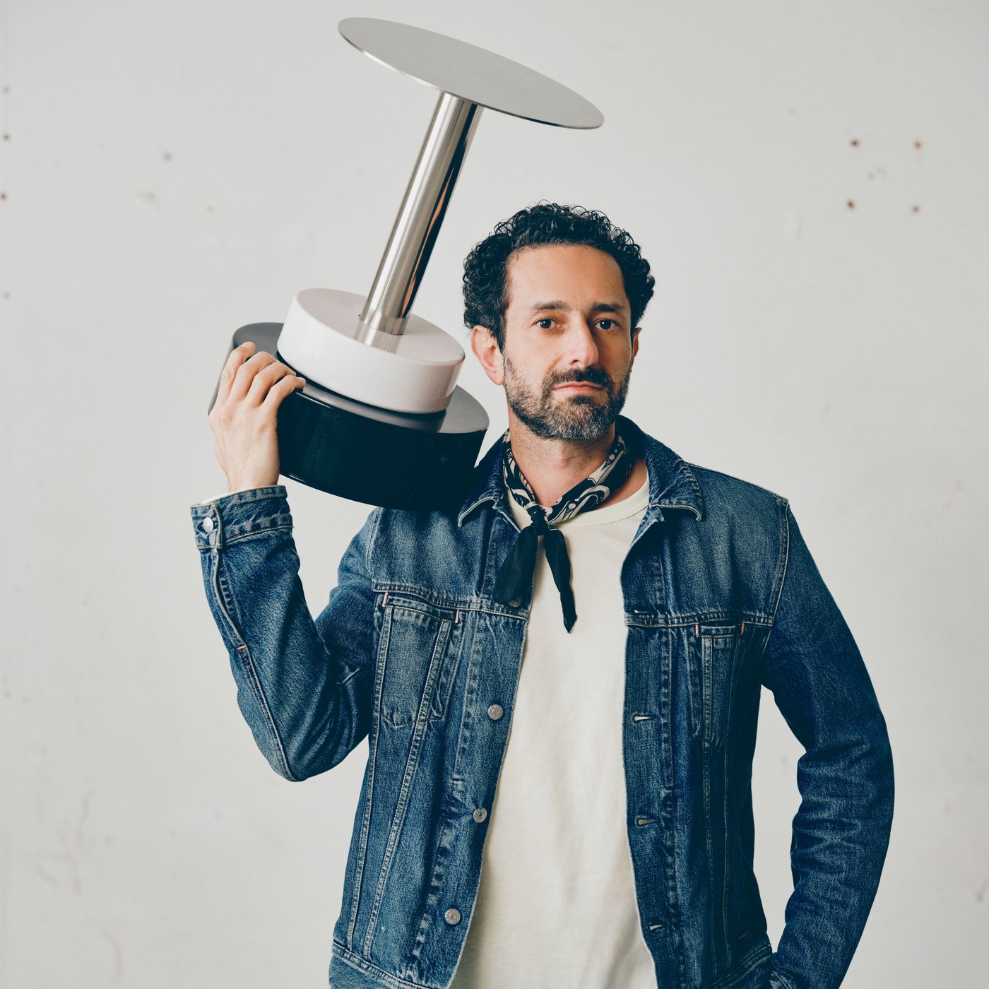 Närbild på Emanuele Stamuli som håller ett svartvitt föremål designat för IKEA KONSTRUNDA konstkollektion.