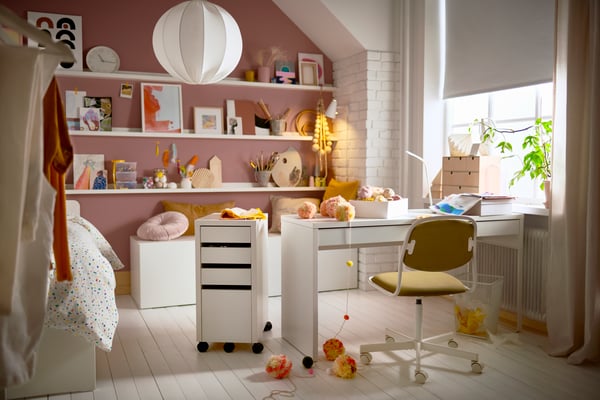 A white STOMMA wall clock
