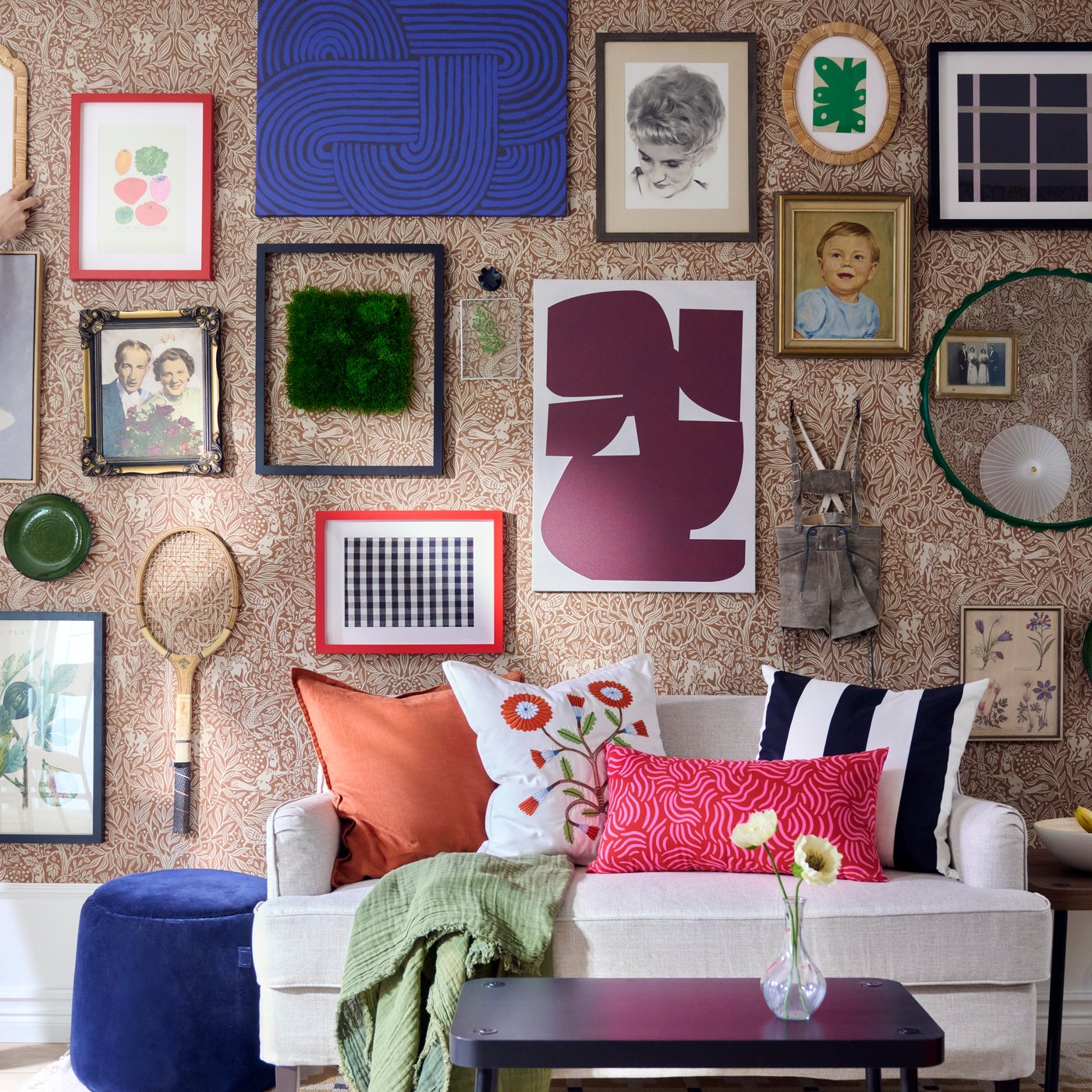 A red-brown DYTÅG cushion cover in the living room