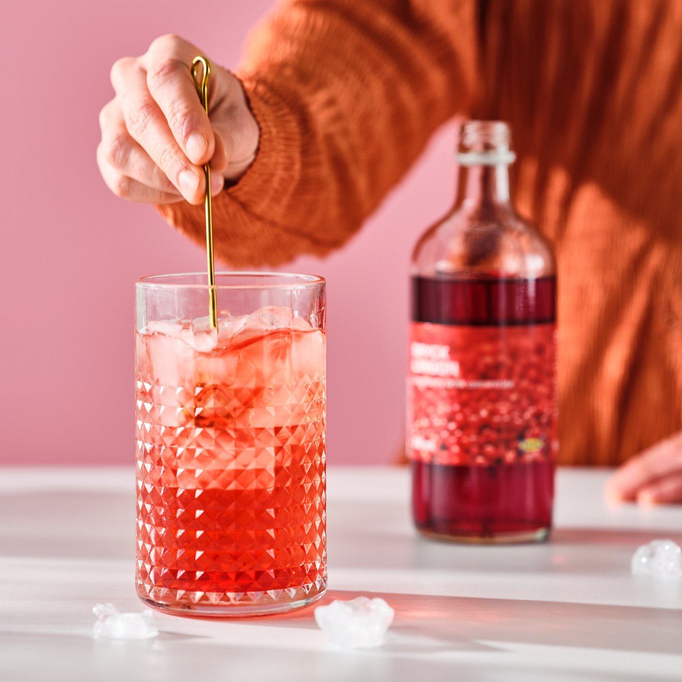 Lingonberry-Limetten-Spritzer in Cocktailglas.