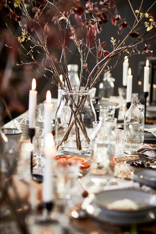 A clear glass VARDAGEN glass in the dining room