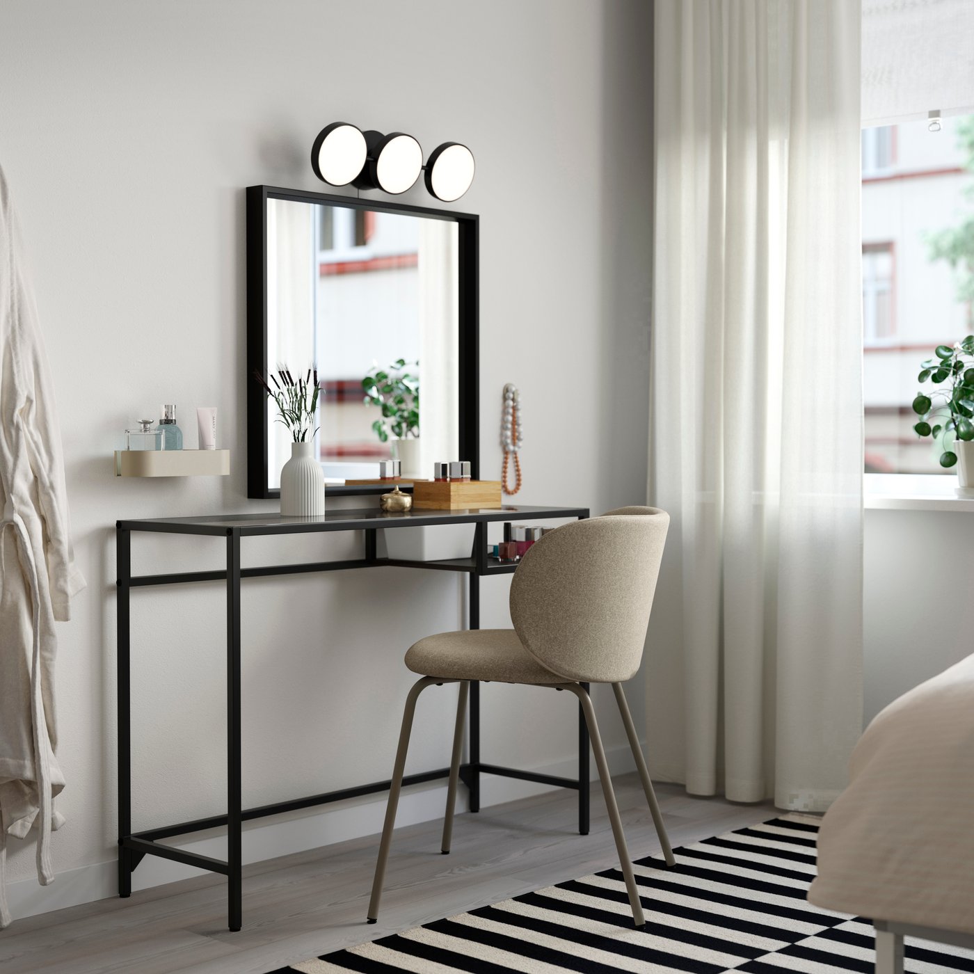 Mesa para portátil VITTSJÖ de 100x36 cm en negro-marrón y vidrio, diseño ligero para espacios de trabajo.