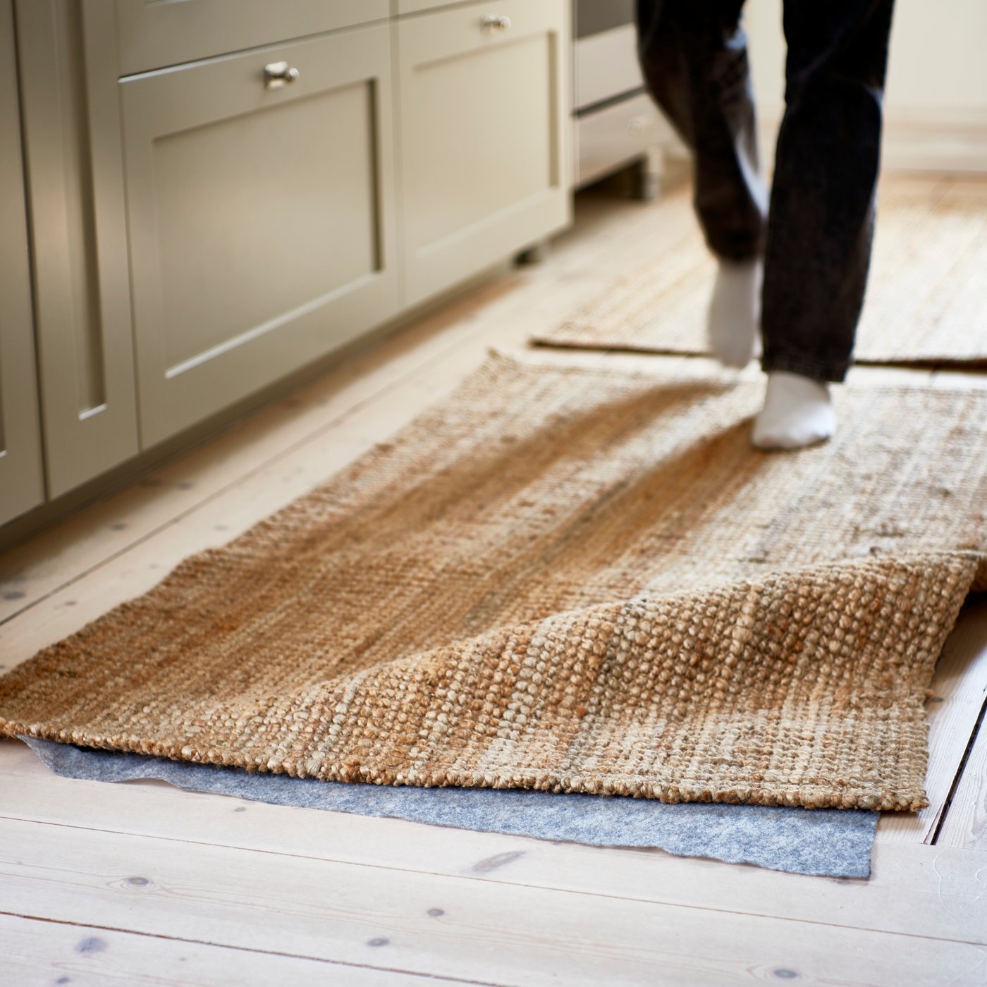 Ein natürlicher LOHALS-Teppich, flachgewebt in der Küche.