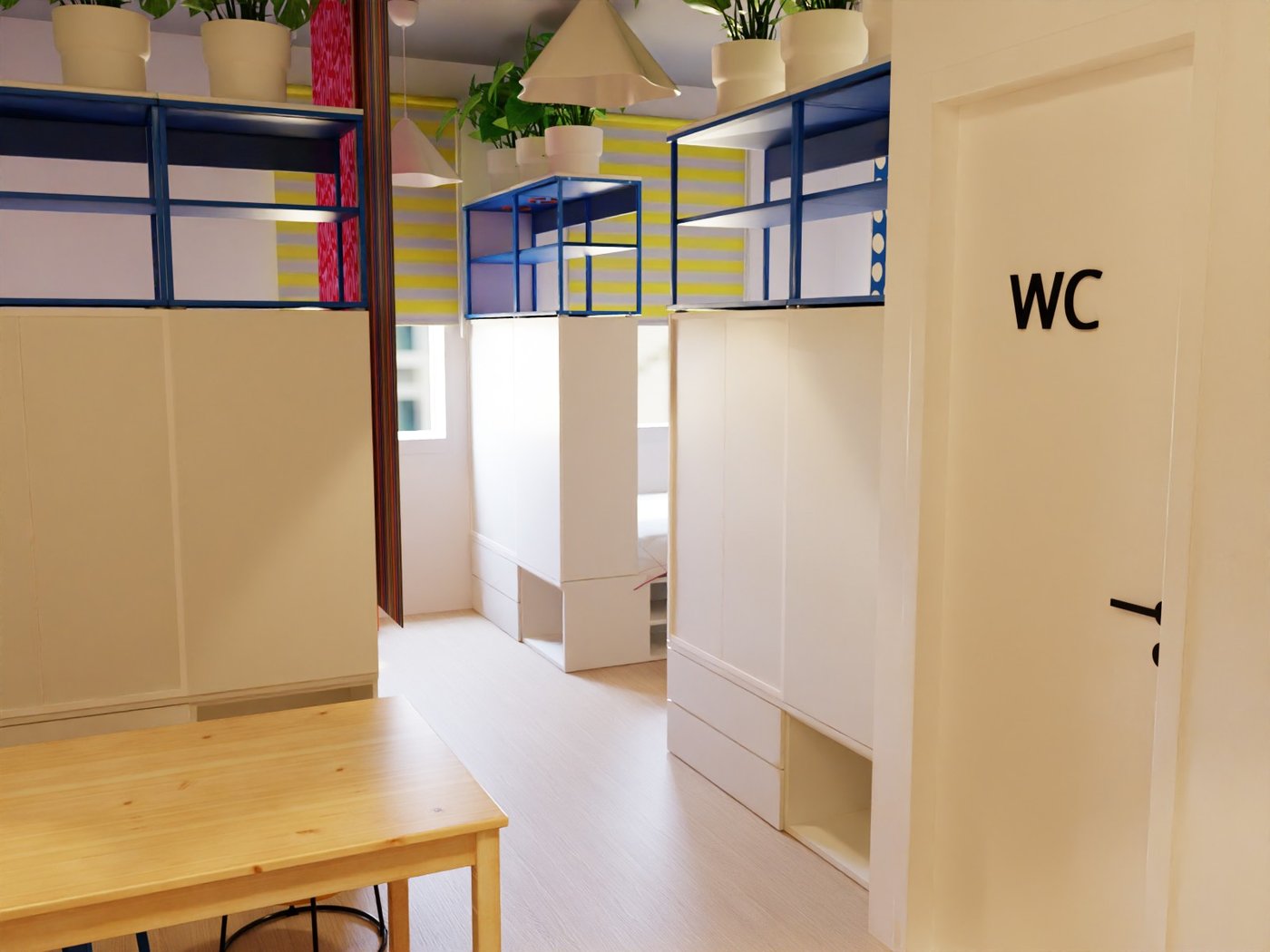 Teil eines Hotelzimmers. Blick auf eine Tür mit der Aufschrift WC. Links davon und dahinter teils geschlossene , teils offene Aufbewahrung. Im Vordergrund links Teil eines Tisches.