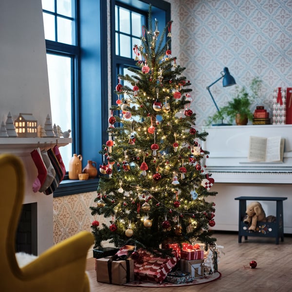 An in/outdoor green VINTERFINT artificial Christmas tree