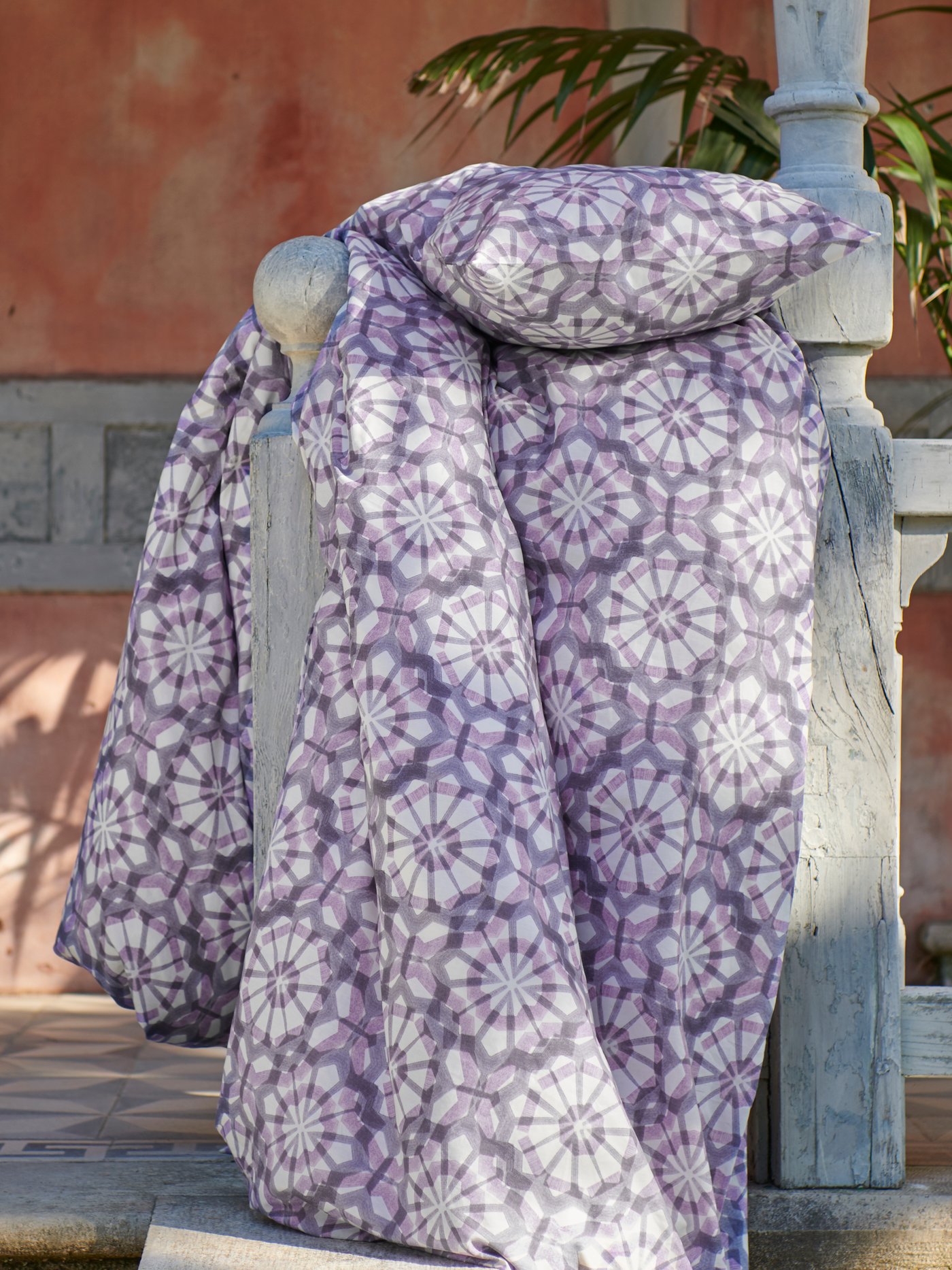 VATTENFRÄNE jorganska navlaka s retro grafičkom šarom u ljubičastoj i beloj boji, na terasi.