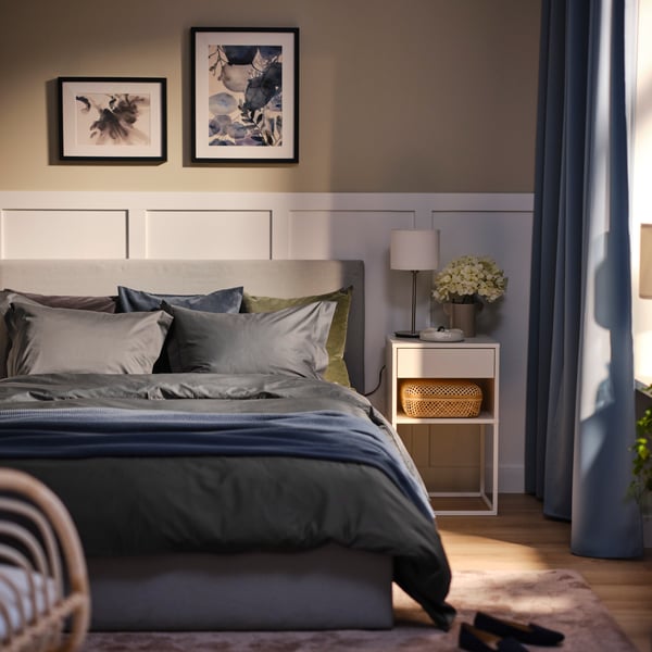 A dark grey LUKTJASMIN duvet cover and 2 pillowcases