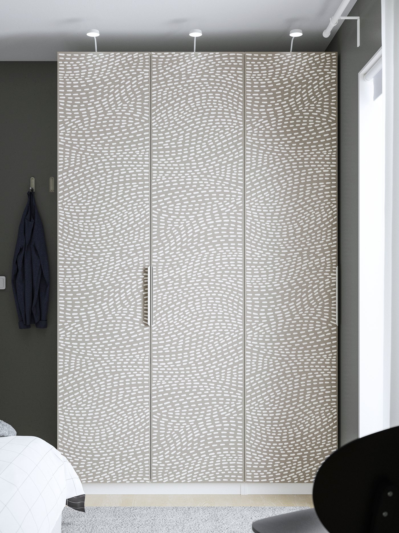 Eine weiß/grau gemusterte PAX Kleiderschrankkombination mit MISTUDDEN Türen