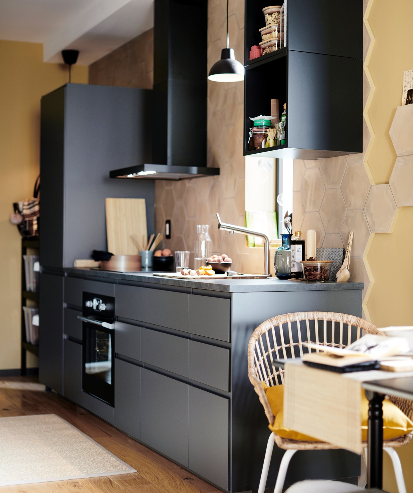 Eine einzeilige Küche, u. a. mit der MATÄLSKARE Dunstabzugshaube und einem SMAKSAK Heissluftofen