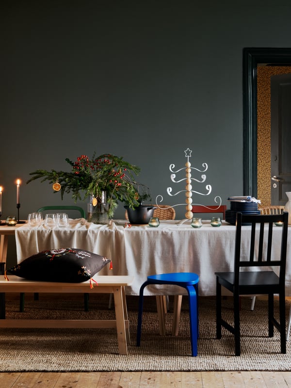 Julebordet er dekket og ulike stoler og krakker er funnet frem.