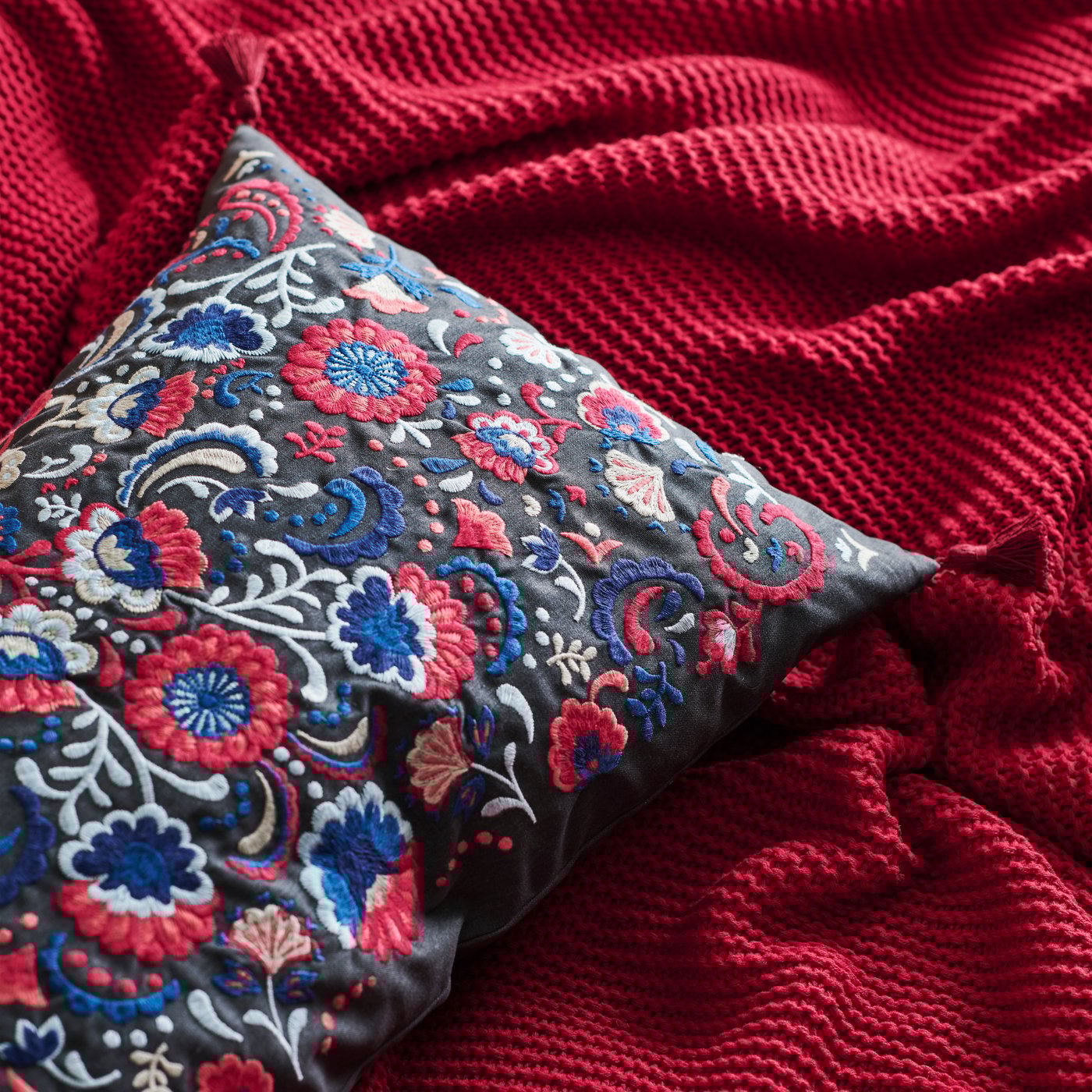 A red INGABRITTA throw in the living room