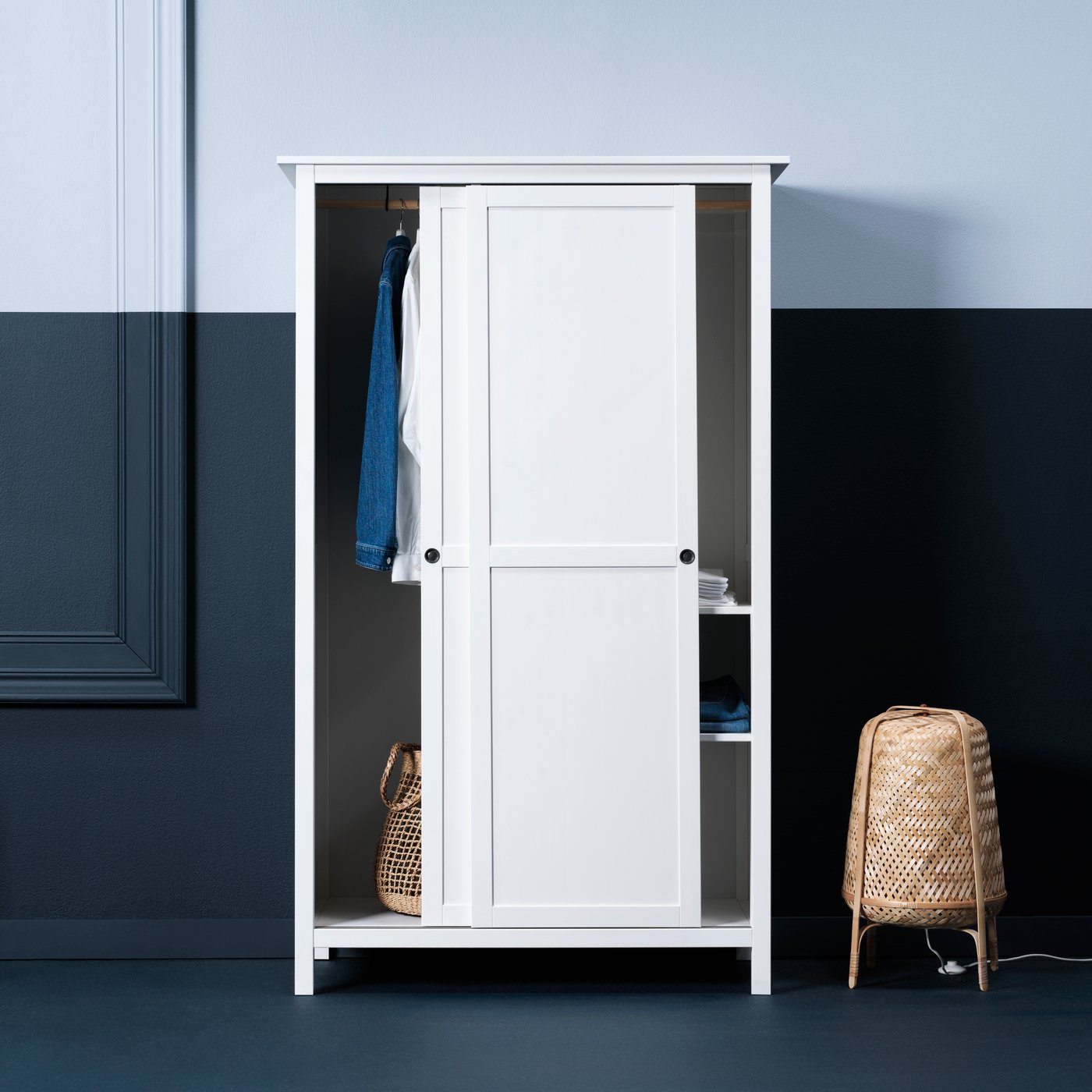 Ein weißer HEMNES Kleiderschrank ist in einem Studio zu sehen.